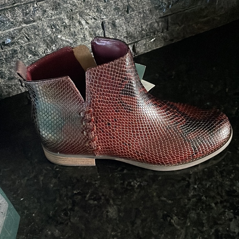 Revitalign Santiago Brown Snake Ankle Boots, brand new in box! Size 7.